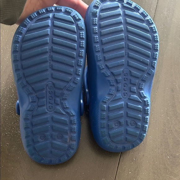 CROCS Kids Vibrant Blue Slippers with Sherpa insole - Picture 4 of 6